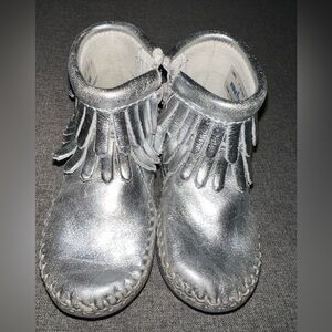 MINNETONKA Girls Leather Round Toe Layered Fringe Silver Boots Size 4